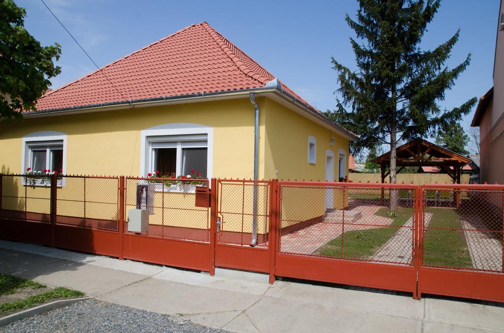 Armada Family Apartment Hajdúszoboszló Exteriör bild